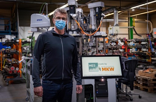 Ralf Wiesner (MKW GmbH) vor einer Sondermaschine im Aufbau mit MES-Terminal